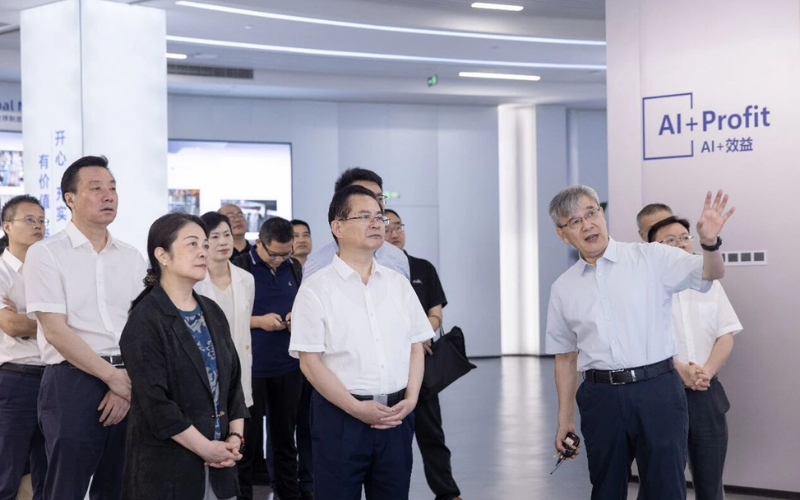 全国政协常委、民革中央副主席刘家强带队调研J9.COM，共探人工智能与工业深度融合路径